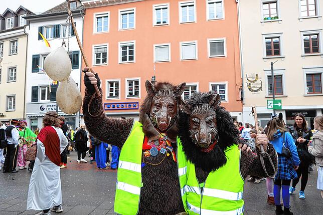 Bild 25: Schmotziger Dunschtig 2024: Auf und vor der Marktstätten-Bühne gibt es kein Halten mehr