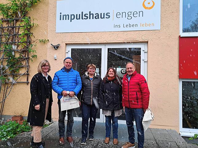 Karin Seng, Leiterin der Regionalgeschäftsstelle des paritätischen Wohlfahrtsverbands (links), Sabine Schilcher, Leitung im Impulshaus ...