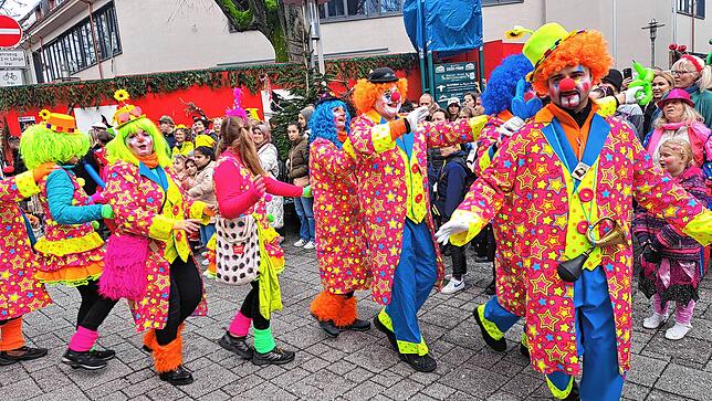 Der „Narrehufe“ aus Rickenbach verkleideten sich als bunte Clowns.