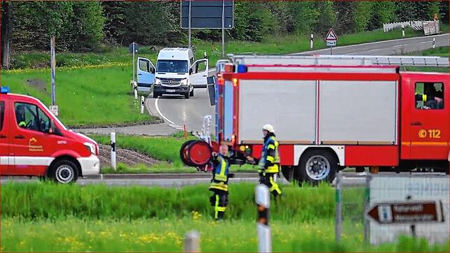 Feuerwehrleute am Einsatzort in Steinheim am Albuch: Im Zusammenhang mit den Ermittlungen um mutmaßlich geplante Anschläge auf den ...
