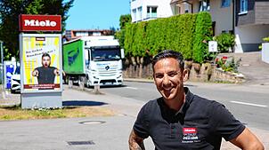 Alexander Heim führt mit seinem Bruder an der Hagnauer Hauptstraße ein Elektrogeschäft. Rund eine halbe Stunde steht er auf seinen ...