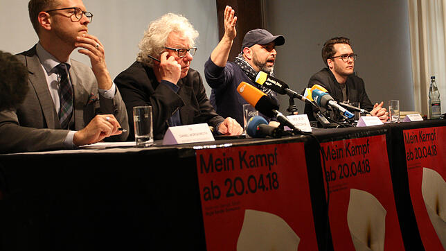 Auf der Pressekonferenz mit Theater-Referent Daniel Morgenroth (von links), und Intendant Christoph Nix zur Inszenierung "Mein Kampf" am ...