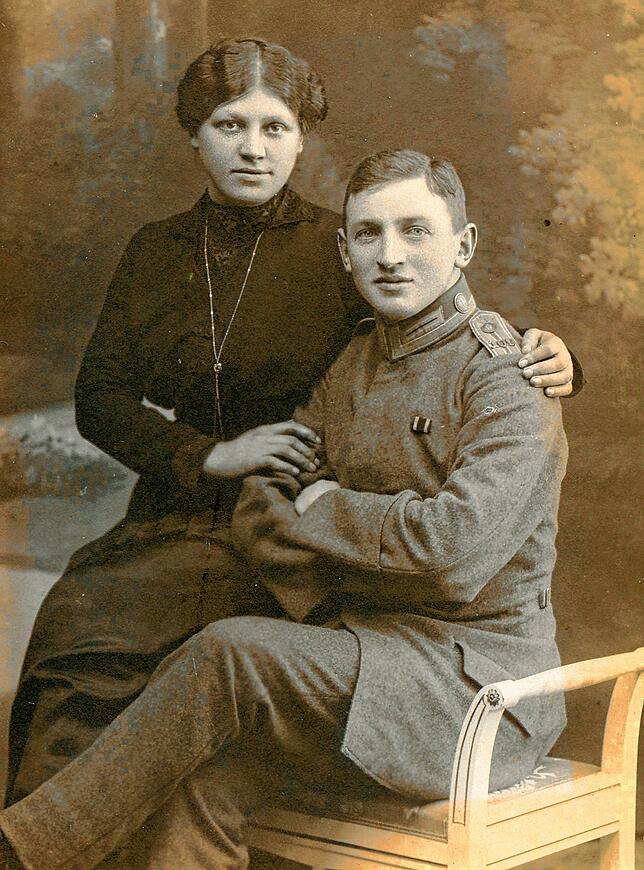 Leutnant und Verdun-Kämpfer August Kaiser mit Maria Ritter, Tochter des „Adler“-Wirts, kurz vor Ende des Ersten Weltkriegs. ...