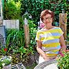 Hinter dem Haus dient der Garten als Rückzugsort. Hier kann Ursula Amann umgeben von üppigem Grün mit Kater Oskar entspannen. Auch der ...
