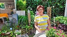 Hinter dem Haus dient der Garten als Rückzugsort. Hier kann Ursula Amann umgeben von üppigem Grün mit Kater Oskar entspannen. Auch der ...