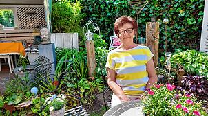 Hinter dem Haus dient der Garten als Rückzugsort. Hier kann Ursula Amann umgeben von üppigem Grün mit Kater Oskar entspannen. Auch der ...
