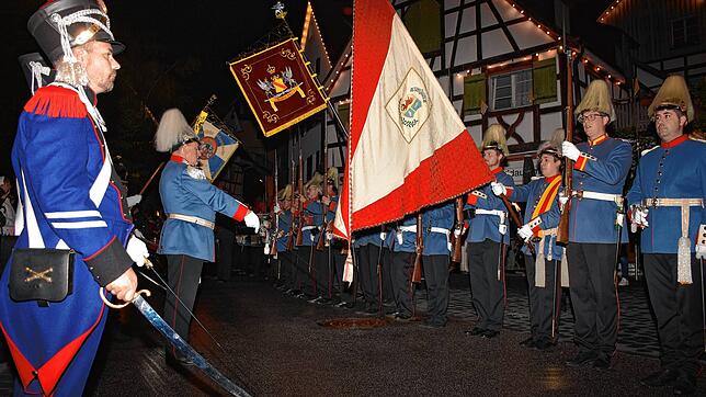 Mit dem Singen der deutschen Nationalhymne endet der Große Zapfenstreich der Sipplinger Bürgermiliz anlässlich ihres 175. Jubiläums. ...