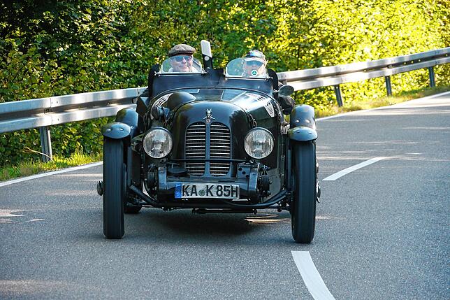 Martin Zondler mit seinem Rover P2 16 HP auf dem Jahr 1940.