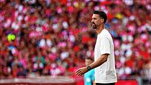 Trainer Sandro Wagner (FC Augsburg) gestikuliert am Spielfeldrand. Er gewinnt sein Debüt als Coach in der Bundesliga.