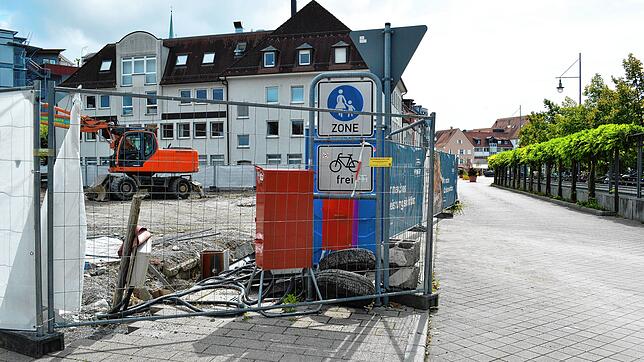 Wo früher die Häuser 9 und 11 in der Karlstraße standen, entsteht bis 2022 ein großes Wohnhaus mit 21 Wohnungen und einer Gewerbeeinheit.