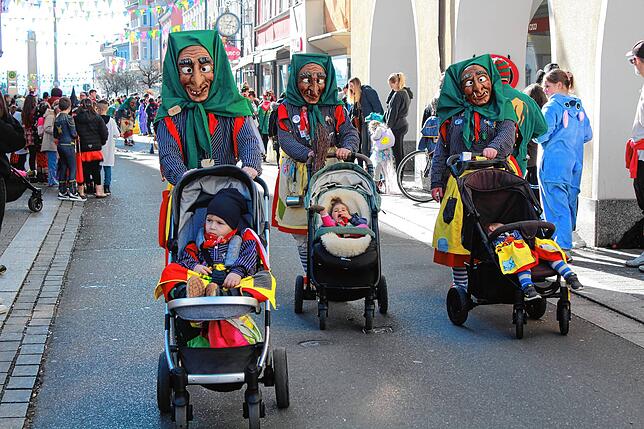 Bild 35: Die schönsten Bilder vom Kinderumzug und Kindernarrenbaumstellen am Fastnachtsdienstag