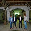 Manches historische Bauelement wird beim Umbau erhalten werden (von links): Joachim und Marco Kiefer von der ...