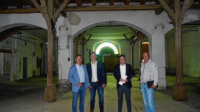 Manches historische Bauelement wird beim Umbau erhalten werden (von links): Joachim und Marco Kiefer von der ...