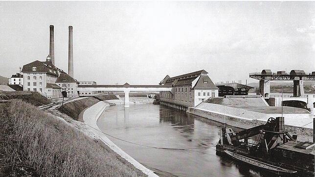 Auf dem Bild aus dem Jahr 1913 ist hinter dem Wasserkraftwerk die Dampfzentrale mit den beiden hohen Schornsteinen zu sehen. Bild: ...