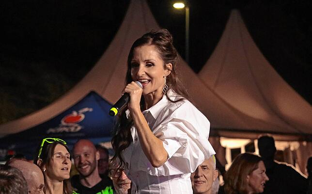 Anita Hofmann beim Sound Beach Festival in Überlingen im Jahr 2024. Am 4. Dezember spielt sich ein Kirchenkonzert in Markdorf (Archivbild).