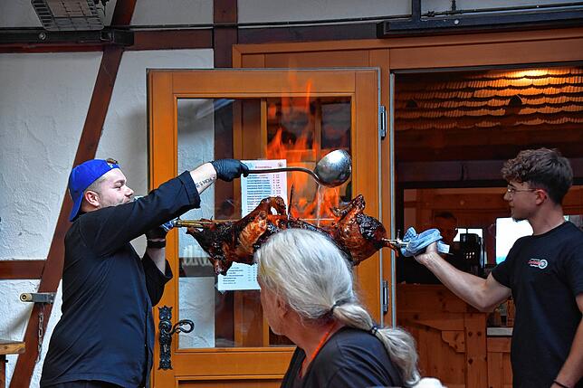 Bild 29: Ausgelassene Stimmung in Eigeltingen: Die 25. Internationale Bogen- und Messermachermesse in der Lochmühle