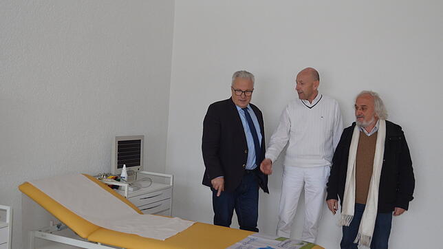 Die Ärzte Georg Boedeker (Mitte) und Miguel Pascual Garcia (rechts) zusammen mit Bürgermeister Christof Berger in der neuen Arztpraxis.