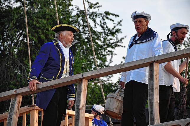Kapitän (Thomas Altmeyer) und Matrosen (Franz Mutter und Johannes Sandrock) singen &bdquo;What shall we do with the drunken ...