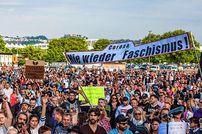 Bereits vergangenen Samstag demonstrierten mehrere Tausend Menschen in Stuttgart gegen Corona-Beschränkungen. Aufgerufen hatte die ...