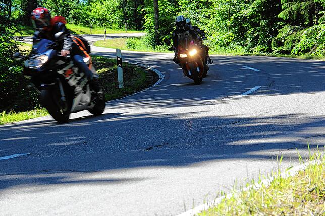 Zwei Motorradfahren kurven zwischen Knopfmacherfelsen und dem Donautal.