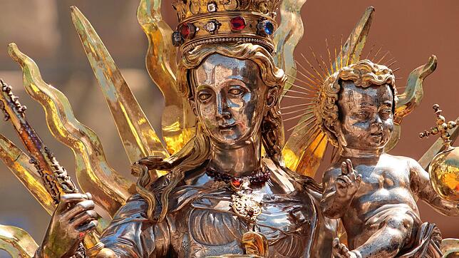 Die zweimal jährlich stattfindende Schwedenprozession geht auf ein Gelübde der Stadt aus dem 30-jährigen Krieg zurück. Der theologischen ...