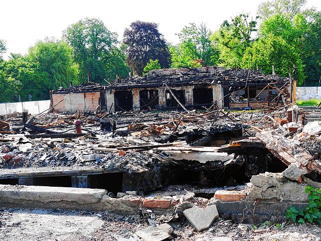 Das Bild zeigt den Abriss der Brandruine der Singener Scheffelhalle.
