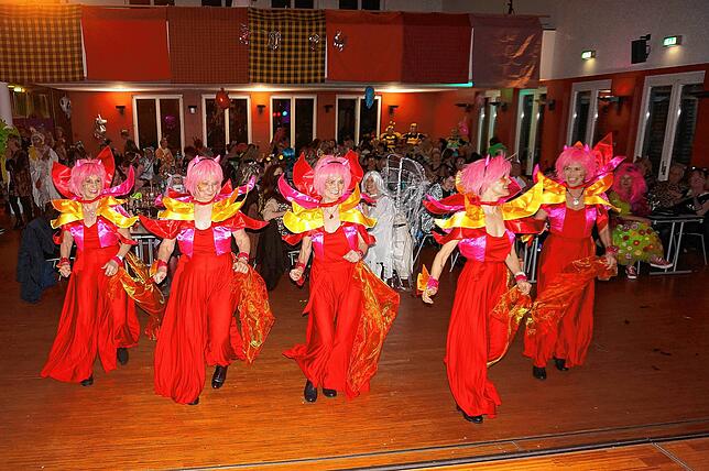 Die Kadelburger Landfrauen sind bei der Frauenfasnacht mit ihrer Tanzdarbietung eine Augenweide. Bild: Ursula Freudig