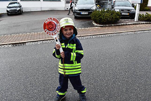 Max marschiert als Feuerwehrmann vor dem Hemdglunckerumzug und darf mit seinem Papa Luca Brutschin den Verkehr sichern.