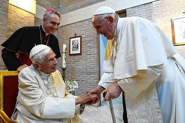 Papst Franziskus (rechts) im August 2022 mit dem emeritierten Papst Benedikt XVI. (vorne links) und dessen Privatsekretär Georg Gänswein.