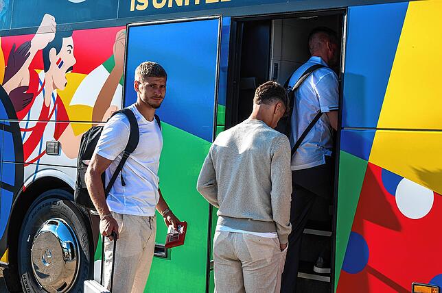 Bild 10: Ankunft der ungarischen Fußballnationalmannschaft