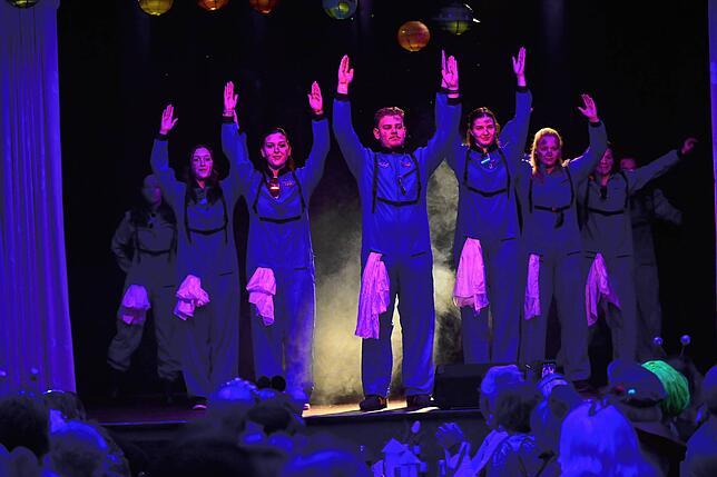 Bild 21: Narren feiern schwerelos im All