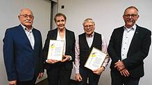 Herbert Schnäbele (links), Vorsitzender des Kirchenchors Lauchringen, und Präses Pfarrer Ulrich Sickinger (rechts) freuen sich mit den ...