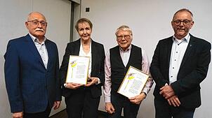 Herbert Schnäbele (links), Vorsitzender des Kirchenchors Lauchringen, und Präses Pfarrer Ulrich Sickinger (rechts) freuen sich mit den ...