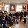 So voll ist das Winterhaltermuseum selten, 23 griechische Schüler mit Lehrerin Konstantina Tsonaka (rechts) und die neun ...
