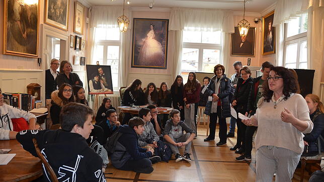 So voll ist das Winterhaltermuseum selten, 23 griechische Schüler mit Lehrerin Konstantina Tsonaka (rechts) und die neun ...