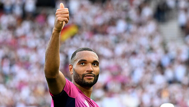 Deutschlands Jonathan Tah hebt den Daumen und dankt dem Publikum.
