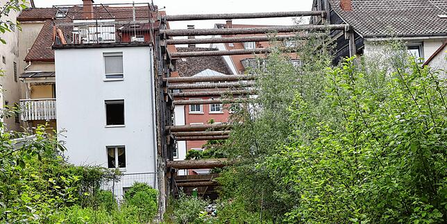 So sieht das verkaufte schmale Haus, im Kern ein mittelalterliches Fachwerkhaus mit massiver Fassade des 19. Jahrhunderts, von hinten ...