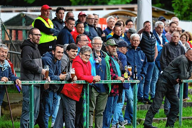 Bild 29: FC Pfaffenweiler feiert nach 2:1-Erfolg Relegationsplatz. Wir waren mit der Kamera dabei.