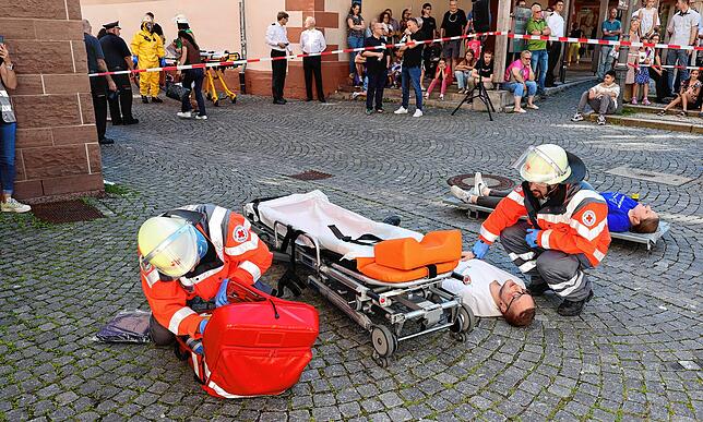 Erstversorgung der Verletzen durch das DRK nach der Dekontaminierung.