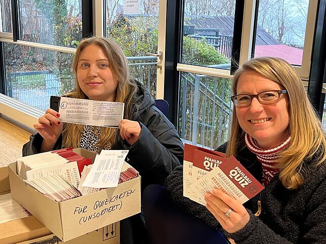 Auch das gehört zum Alltag der Mitarbeiterinnen: Als Losfeen zogen hier Steffi Grießer (links) und die Archäologin Vera Edelstein ...