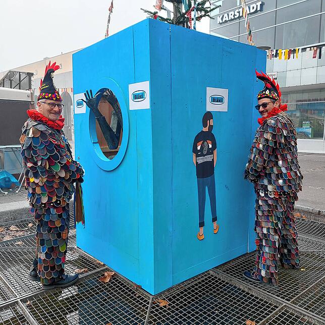 Huch! Wohin ist der Blätzlebrunnen auf dem Augustinerplatz denn verschwunden? Die Blätzlebuebe präsentieren hier den neuen Seichbrunnen.