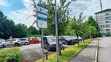 Der Parkplatz beim ehemaligen Krankenhaus bleibt auch nach dem Verkauf an die ZfP gebührenpflichtig.