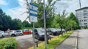 Der Parkplatz beim ehemaligen Krankenhaus bleibt auch nach dem Verkauf an die ZfP gebührenpflichtig.