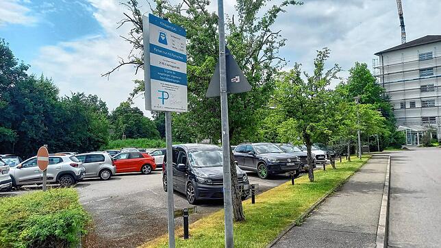 Der Parkplatz beim ehemaligen Krankenhaus bleibt auch nach dem Verkauf an die ZfP gebührenpflichtig.