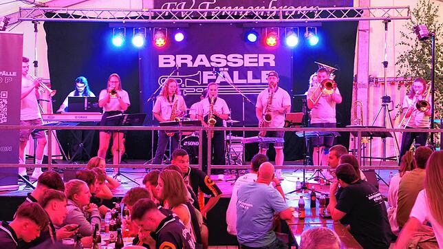 Für ausgelassene Stimmung sorgen die Brasserfälle im Festzelt. Zuvor hatten sie selbst versucht, beim Elfmeterturnier die Fußballkrone ...