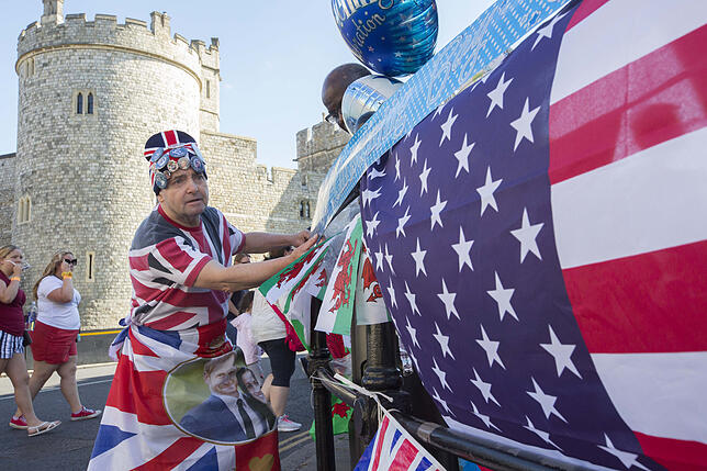 John Loughrey, Fan der britischen Königsfamilie, hängt vor der Taufe des Sohnes von Prinz Harry und Herzogin Meghan vor dem Schloss ...