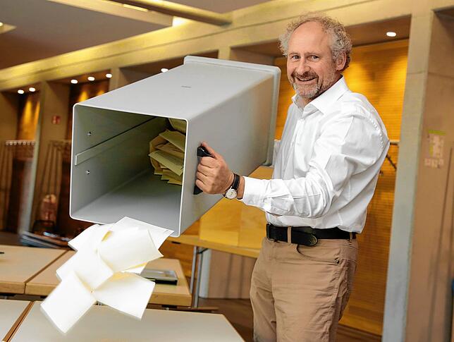 Mit Spaß bei der Arbeit: Der Engener Stadtbaumeister Matthias Distler als Wahlhelfer beim Leeren eine Stimmzettel-Containers.