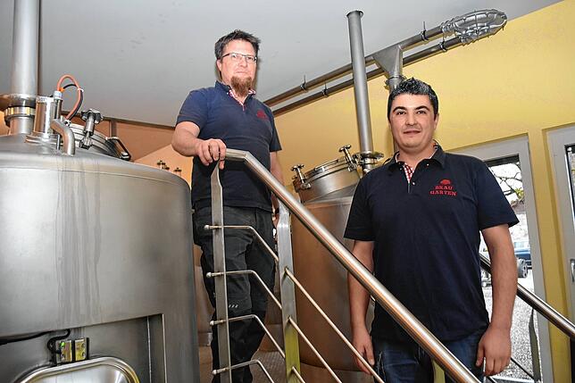 Erfolgreiches Duo: Der alte und neue Bierbrauer vom Rheinauer Braugarten: Marco Maier (links) und sein Nachfolger Kai Isele aus Stühlingen.