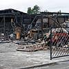 Am Tag danach wird das Ausmaß des Feuers deutlich: Eine größere Lagerhalle samt Kfz-Werkstatt wurde am Mittwoch bei einem Feuer komplett ...