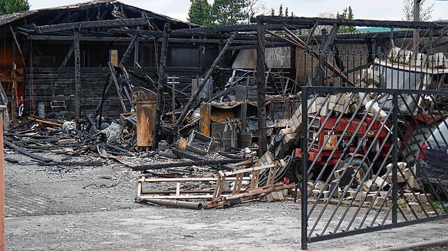 Am Tag danach wird das Ausmaß des Feuers deutlich: Eine größere Lagerhalle samt Kfz-Werkstatt wurde am Mittwoch bei einem Feuer komplett ...